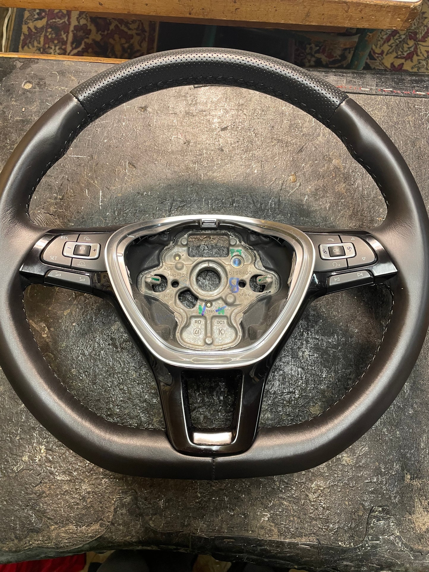 Lygi Nappa oda su perforuotos odos viršutine dalimi – vairo apsiuvimas