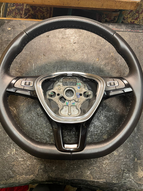 Lygi Nappa oda su perforuotos odos viršutine dalimi – vairo apsiuvimas