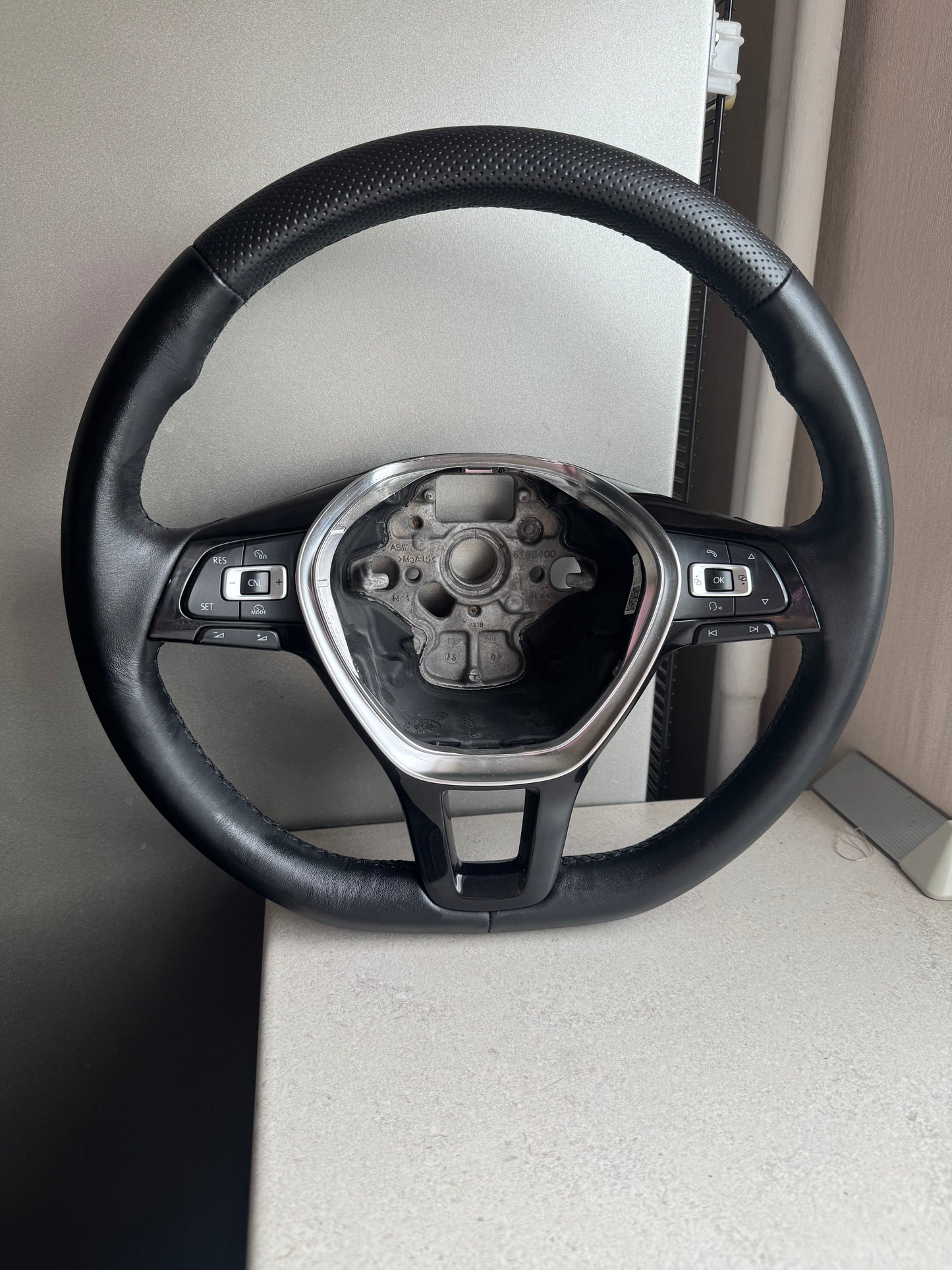 Lygi Nappa oda su perforuotos odos viršutine dalimi – vairo apsiuvimas