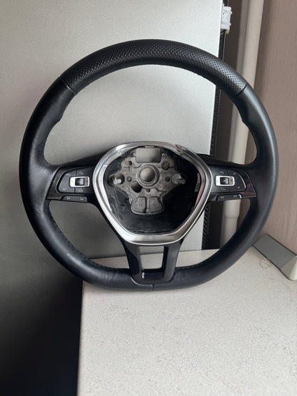 Lygi Nappa oda su perforuotos odos viršutine dalimi – vairo apsiuvimas